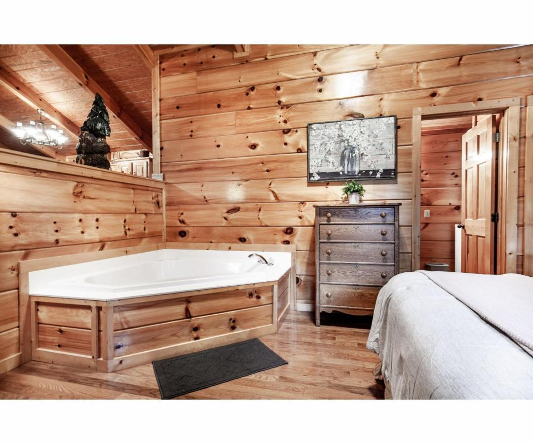 Вилла Peekaboo With Hot Tub, Pool Table, And Jacuzzi Пиджен-Фордж Экстерьер фото
