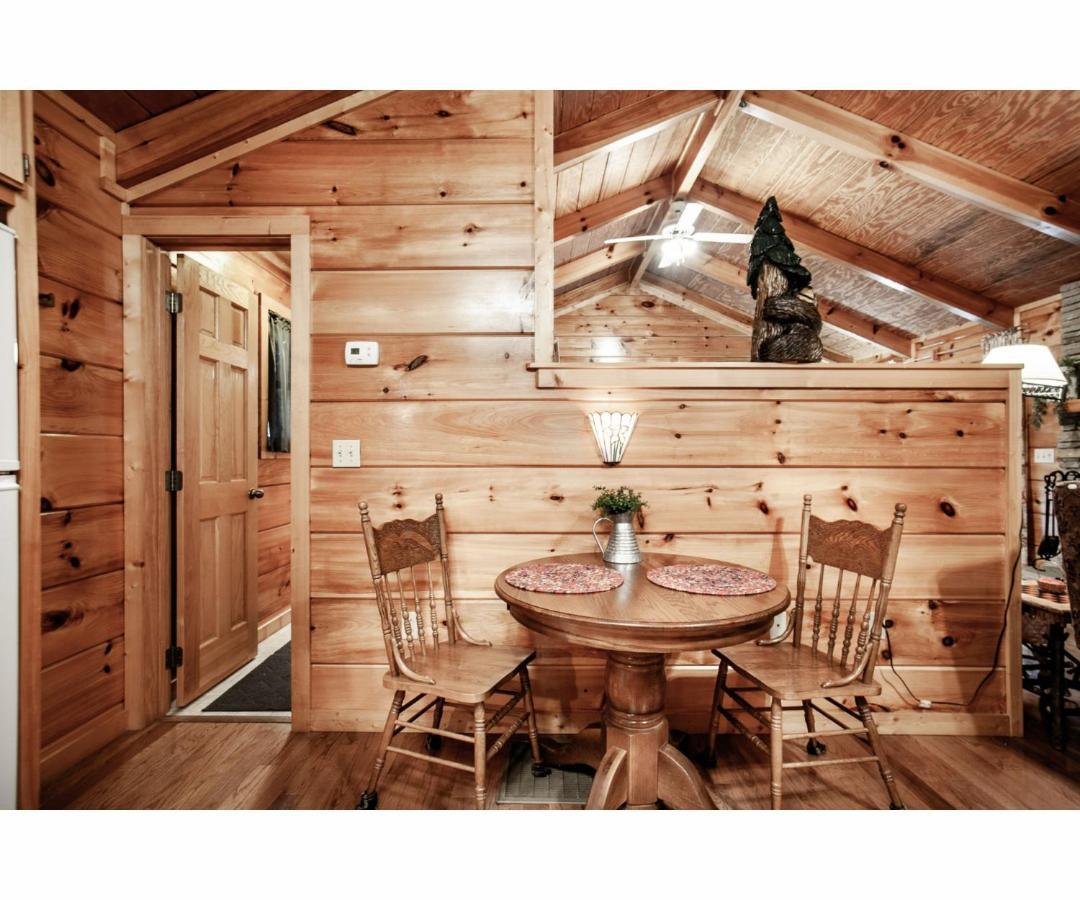Вилла Peekaboo With Hot Tub, Pool Table, And Jacuzzi Пиджен-Фордж Экстерьер фото