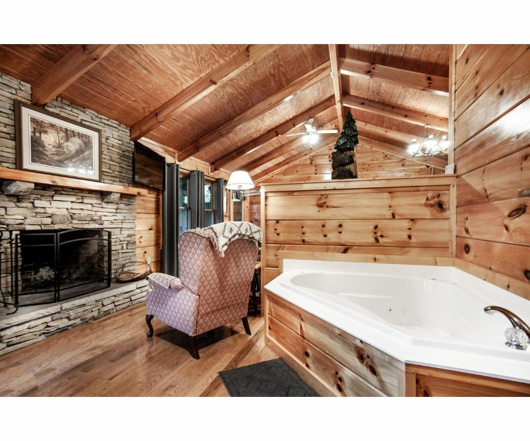 Вилла Peekaboo With Hot Tub, Pool Table, And Jacuzzi Пиджен-Фордж Экстерьер фото